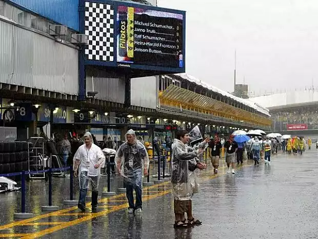 Boxengasse in Interlagos 2003 Titel-Bild zur News: Boxengasse in Interlagos 2003
