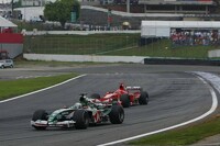 Christian Klien (Jaguar R5) vor Michael Schumacher (Ferrari F2004)