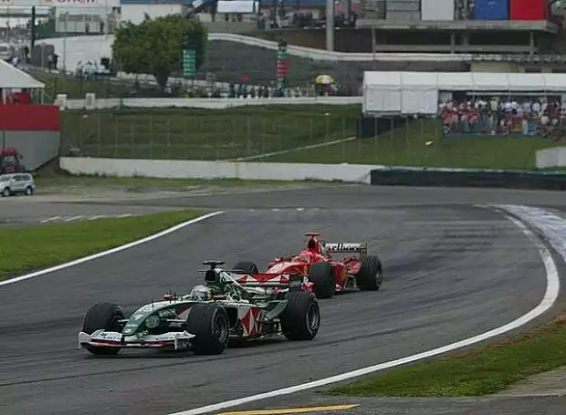 Christian Klien (Jaguar R5) vor Michael Schumacher (Ferrari F2004) Titel-Bild zur News: Christian Klien (Jaguar R5) vor Michael Schumacher (Ferrari F2004)