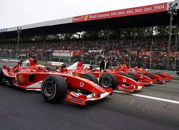 Michael Schumacher (vorn), Rubens Barrichello (dahinter) und Luca di Montezemolo (sitzend) Titel-Bild zur News: Michael Schumacher (vorn), Rubens Barrichello (dahinter) und Luca di Montezemolo (sitzend)