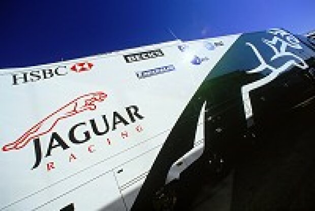 Titel-Bild zur News: Jaguar-Renntransporter