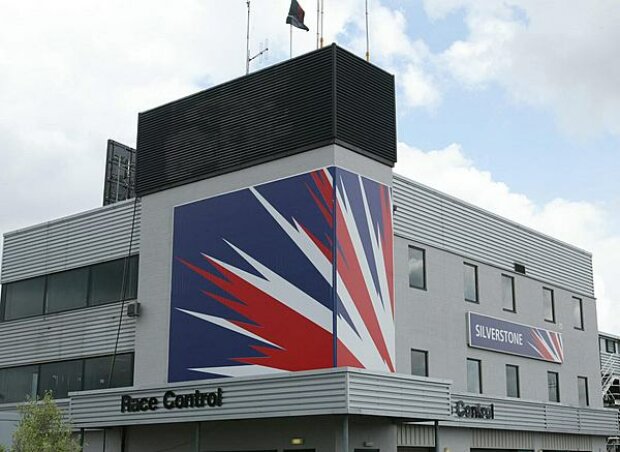 Titel-Bild zur News: Das Gebäude der Rennleitung in Silverstone
