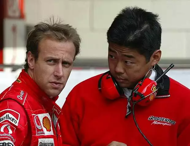 Luca Badoer mit einem Bridgestone-Ingenieur Titel-Bild zur News: Luca Badoer mit einem Bridgestone-Ingenieur
