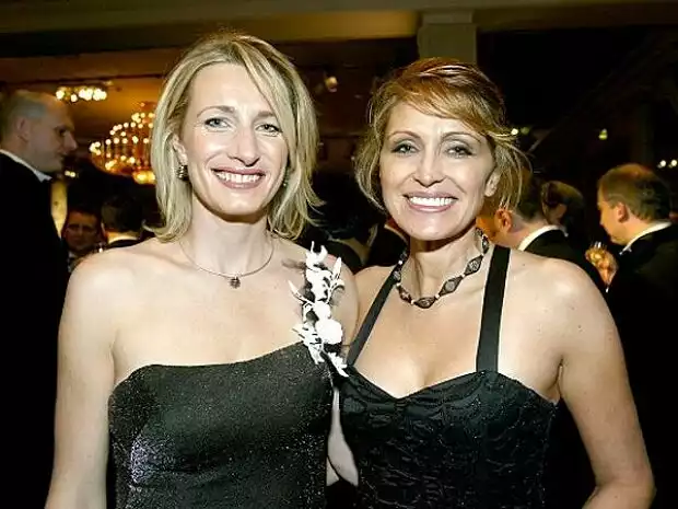 Mary Kaczor mit Renault-Schmuck Titel-Bild zur News: Mary Kaczor mit Renault-Schmuck