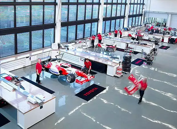 Blick in die Kölner Toyota-Teambasis Titel-Bild zur News: Blick in die Kölner Toyota-Teambasis
