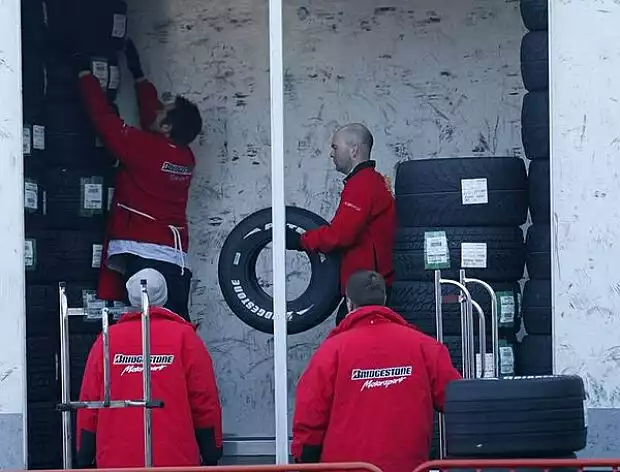 Bridgestone-Mechaniker Titel-Bild zur News: Bridgestone-Mechaniker