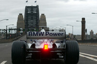 Bild zum Inhalt: Mark Webber fuhr über Sydneys Harbour Bridge
