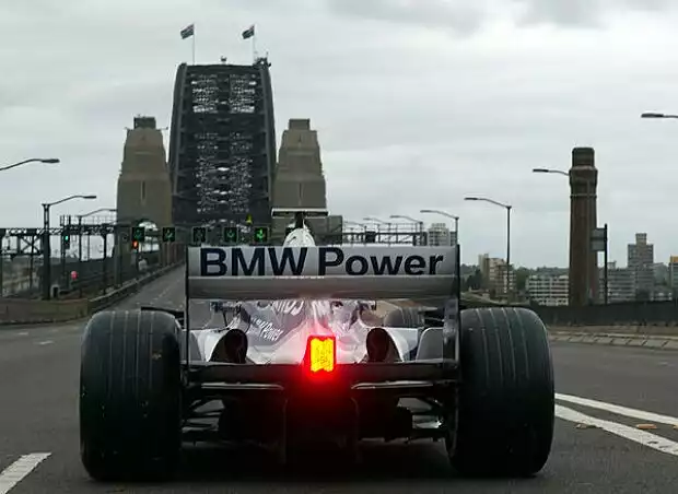 Mark Webber vor der Harbour Bridge in Sydney Titel-Bild zur News: Mark Webber vor der Harbour Bridge in Sydney