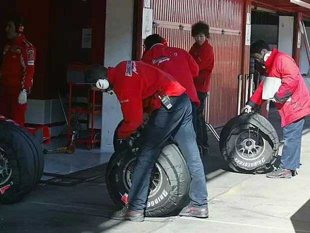 Bridgestone-Mechaniker Titel-Bild zur News: Bridgestone-Mechaniker