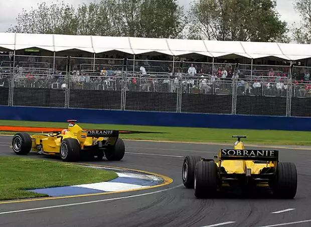 Tiago Monteiro vor Narain Karthikeyan (beide Jordan-Toyota EJ15) Titel-Bild zur News: Tiago Monteiro vor Narain Karthikeyan (beide Jordan-Toyota EJ15)