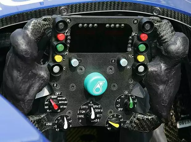 Sauber-Lenkrad Titel-Bild zur News: Sauber-Lenkrad