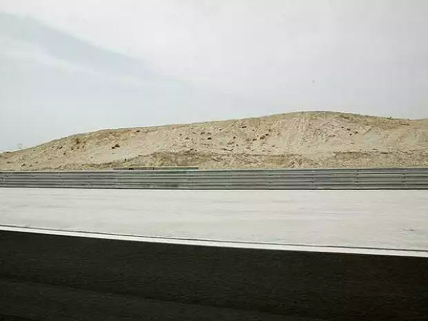 Sanddüne neben der Strecke in Bahrain Titel-Bild zur News: Sanddüne neben der Strecke in Bahrain