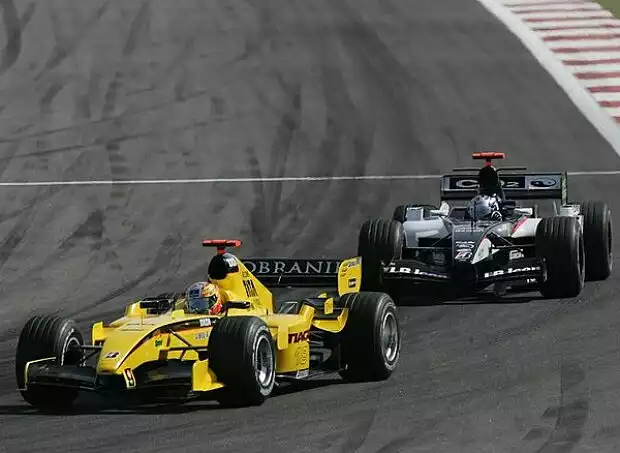 Titel-Bild zur News: Tiago Monteiro (Jordan-Toyota EJ15) vor Patrick Friesacher (Minardi-Cosworth PS04B)