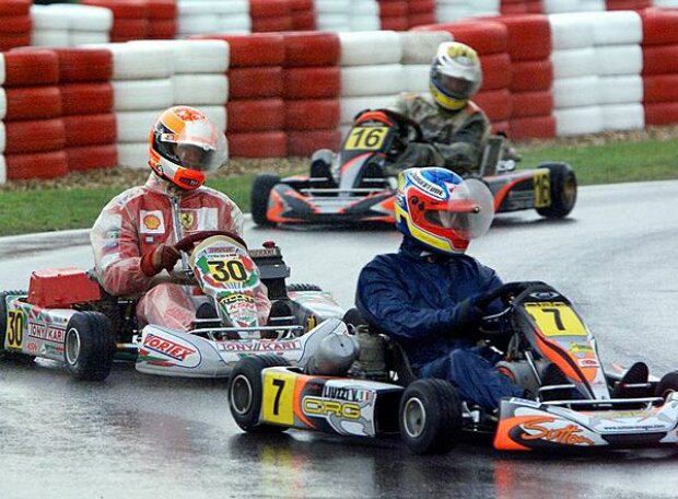 Titel-Bild zur News: Vitantonio Liuzzi vor Michael Schumacher