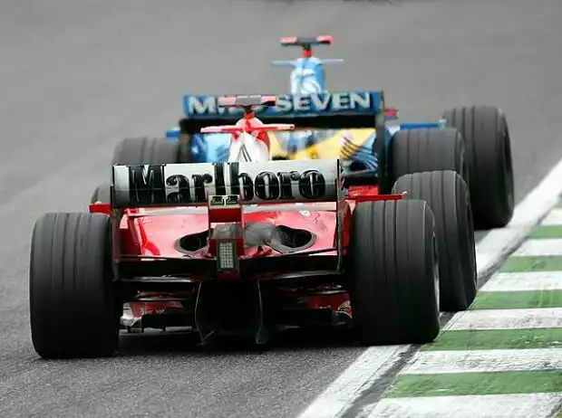 Titel-Bild zur News: Fernando Alonso vor Michael Schumacher