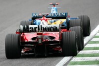 Fernando Alonso vor Michael Schumacher