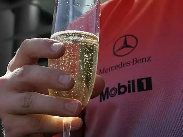 Champagner bei McLaren-Mercedes Titel-Bild zur News: Champagner bei McLaren-Mercedes