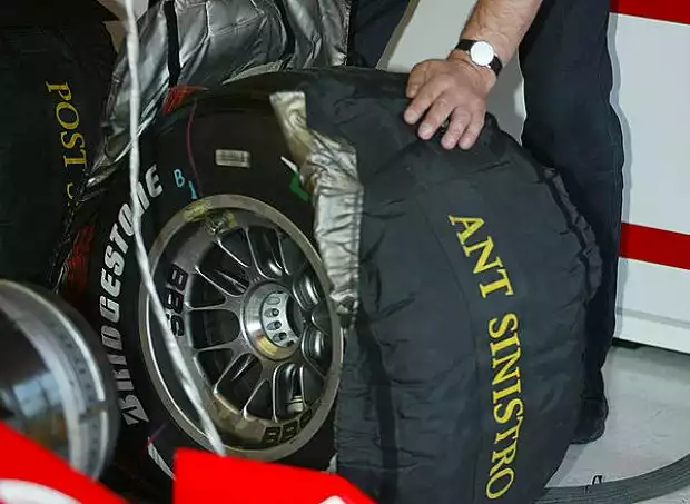 Bridgestone-Reifen und Reifenwärmer Titel-Bild zur News: Bridgestone-Reifen und Reifenwärmer