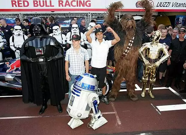 Red Bull Racing und die Star-Wars-Crew Titel-Bild zur News: Red Bull Racing und die Star-Wars-Crew