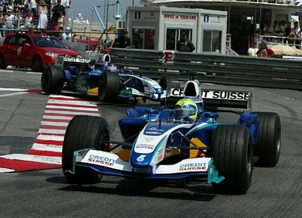 Titel-Bild zur News: Felipe Massa vor Jacques Villeneuve (beide Sauber-Petronas C24)
