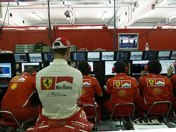Michael Schumacher im Telemetrie-Zelt von Ferrari Titel-Bild zur News: Michael Schumacher im Telemetrie-Zelt von Ferrari