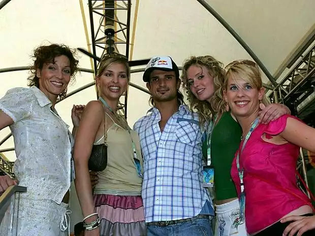 Titel-Bild zur News: Vitantonio Liuzzi mit Formula-Una-Mädchen