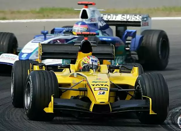 Tiago Monteiro (Jordan-Toyota EJ15) vor Jacques Villeneuve (Sauber-Petronas C24) Titel-Bild zur News: Tiago Monteiro (Jordan-Toyota EJ15) vor Jacques Villeneuve (Sauber-Petronas C24)