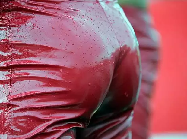 Po eines im Regen stehenden Grid-Girls Titel-Bild zur News: Po eines im Regen stehenden Grid-Girls