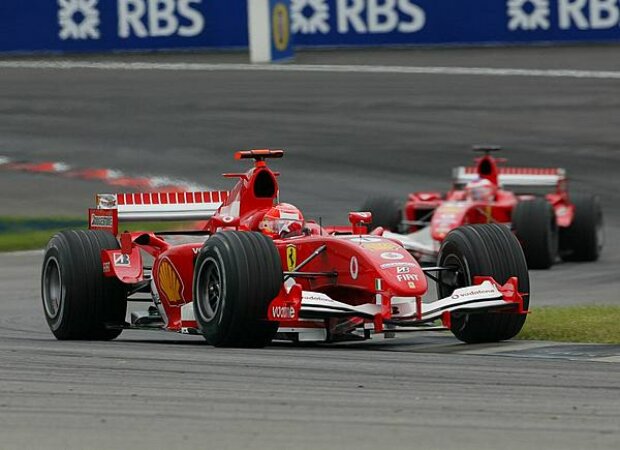 Titel-Bild zur News: Michael Schumacher vor Rubens Barrichello