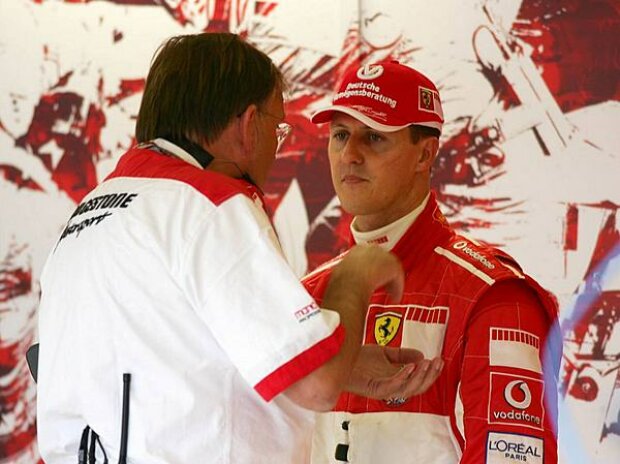 Titel-Bild zur News: Bridgestone-Ingenieur und Michael Schumacher