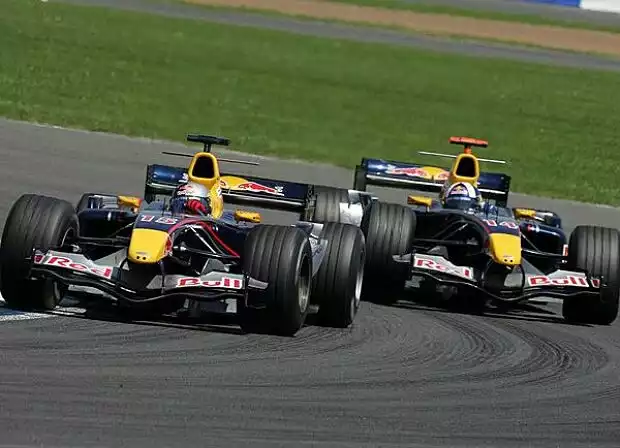 Christian Klien und David Coulthard (beide Red Bull-Cosworth RB1) Titel-Bild zur News: Christian Klien und David Coulthard (beide Red Bull-Cosworth RB1)