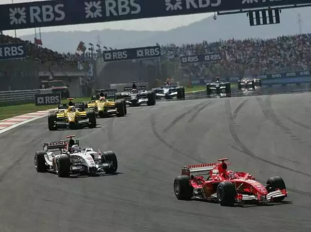 Michael Schumacher vor Jenson Button Titel-Bild zur News: Michael Schumacher vor Jenson Button