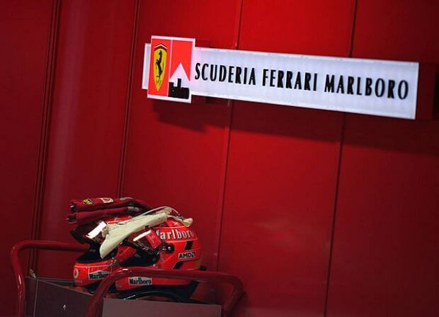 Titel-Bild zur News: Ferrari-Box mit Schumacher-Helm