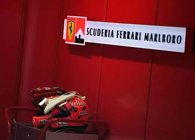 Ferrari-Box mit Schumacher-Helm Titel-Bild zur News: Ferrari-Box mit Schumacher-Helm