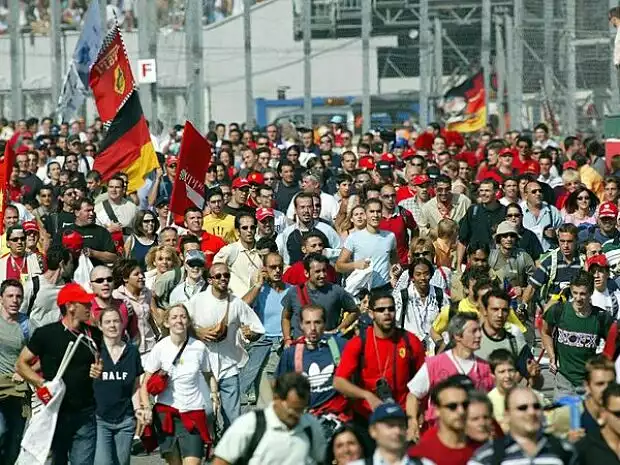 Formel-1-Fans in Monza Titel-Bild zur News: Formel-1-Fans in Monza