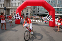 Bild zum Inhalt: Barrichello siegt im 'Vodafone Race'