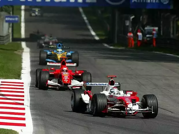 Jarno Trulli vor Michael Schumacher Titel-Bild zur News: Jarno Trulli vor Michael Schumacher