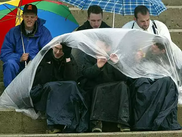 Fans bei Schlechtwetter Titel-Bild zur News: Fans bei Schlechtwetter