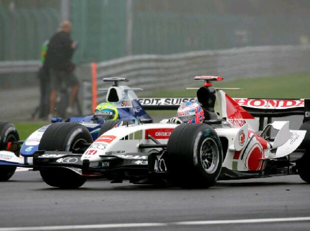 Titel-Bild zur News: Jenson Button vor Felipe Massa