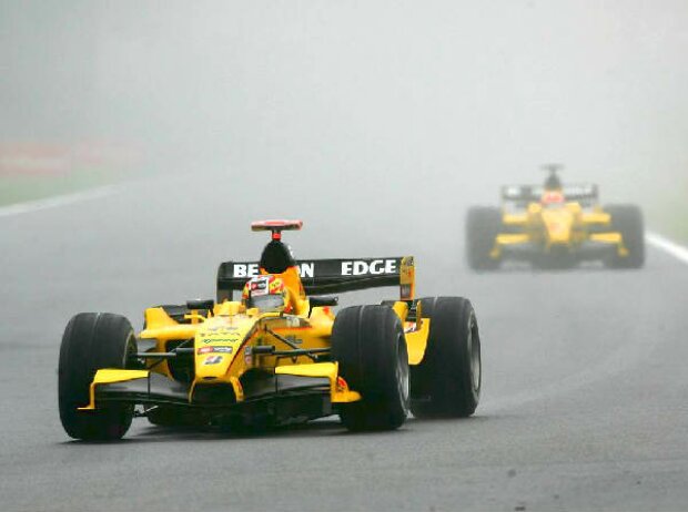 Tiago Monteiro vor Narain Karthikeyan Tiago Monteiro vor Narain Karthikeyan