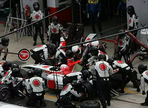Jenson Button beim Boxenstopp Titel-Bild zur News: Jenson Button beim Boxenstopp