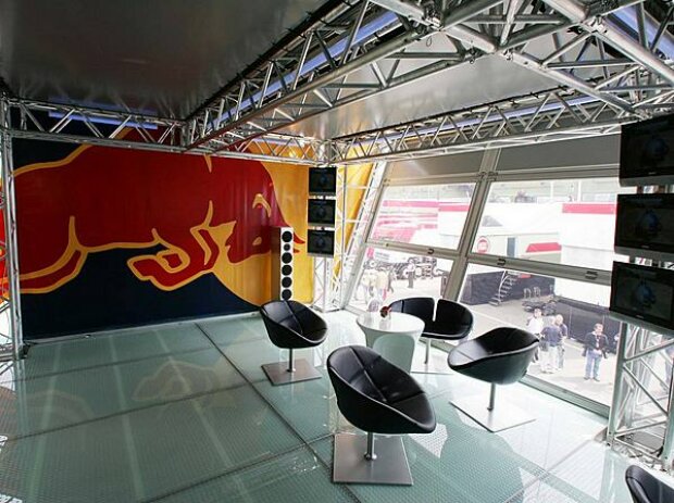 Titel-Bild zur News: Motorhome von Red Bull Racing