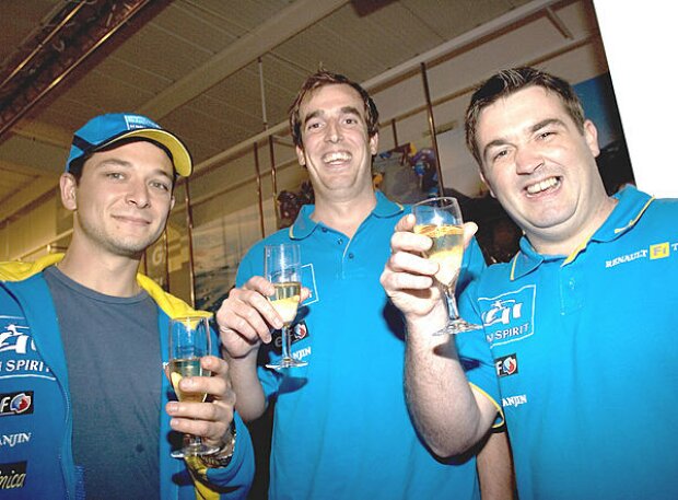 Titel-Bild zur News: Renault-Mitarbeiter feiern den WM-Titel