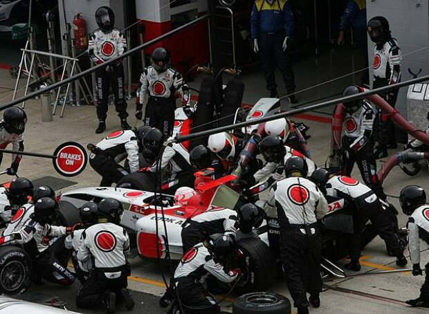 Jenson Button beim Boxenstopp Jenson Button beim Boxenstopp