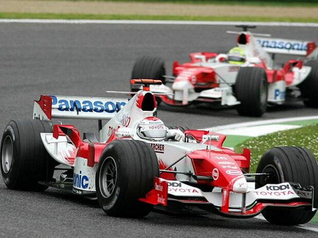 Jarno Trulli vor Ralf Schumacher Jarno Trulli vor Ralf Schumacher