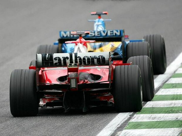 Fernando Alonso vor Michael Schumacher Fernando Alonso vor Michael Schumacher