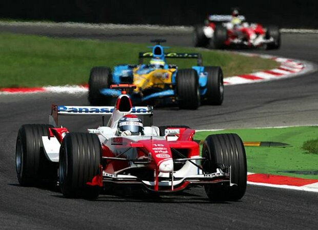 Titel-Bild zur News: Jarno Trulli vor Giancarlo Fisichella und Ralf Schumacher