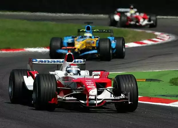 Jarno Trulli vor Giancarlo Fisichella und Ralf Schumacher Titel-Bild zur News: Jarno Trulli vor Giancarlo Fisichella und Ralf Schumacher
