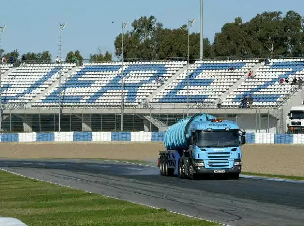 LKW zum Bewässern der Strecke Titel-Bild zur News: LKW zum Bewässern der Strecke