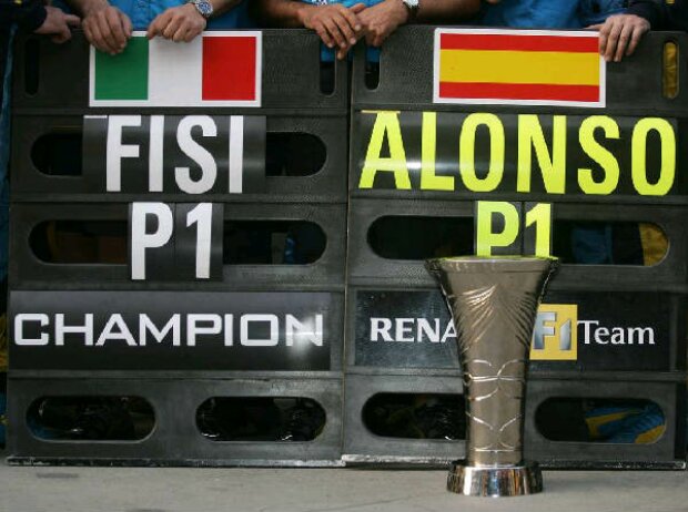 Titel-Bild zur News: Boxentafel, Fernando Alonso und Giancarlo Fisichella
